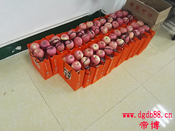 給員工們發(fā)月餅